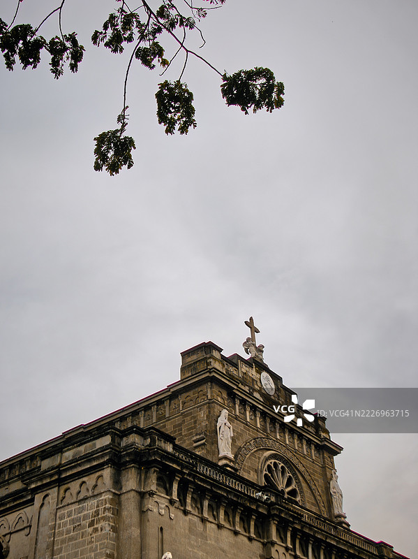 马尼拉城内马尼拉大教堂上部立面的低角度视图。图片素材