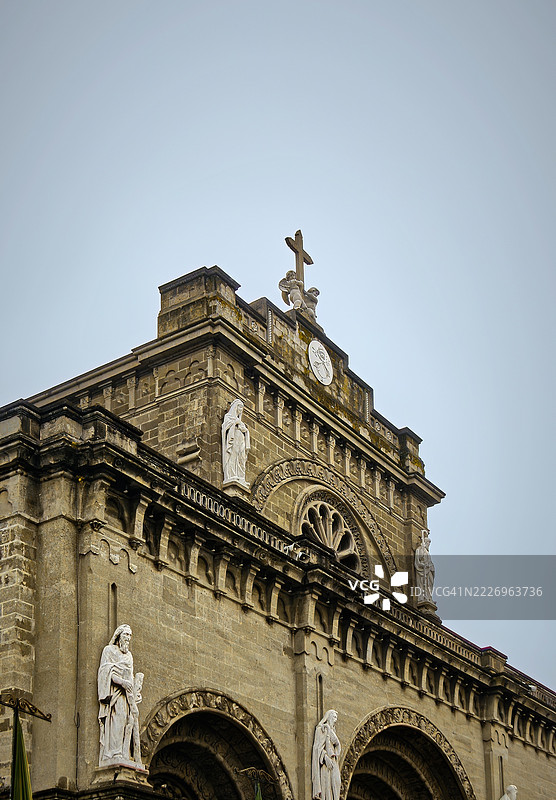 马尼拉城内马尼拉大教堂上方立面的低角度视图。图片素材