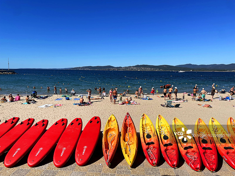 法国海滩上的五彩独木舟图片素材