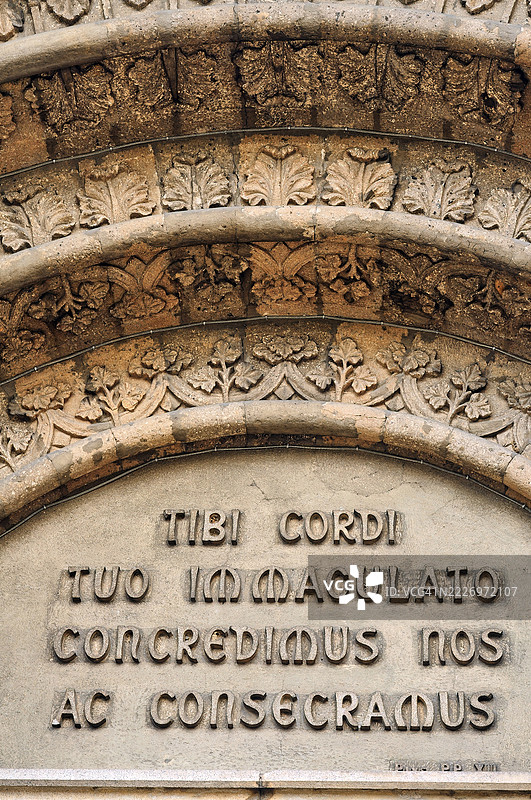 马尼拉城墙内马尼拉大教堂罗曼式外立面的特写。图片素材