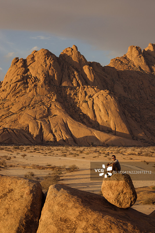 游客在纳米比亚的斯皮茨科普欣赏日落图片素材