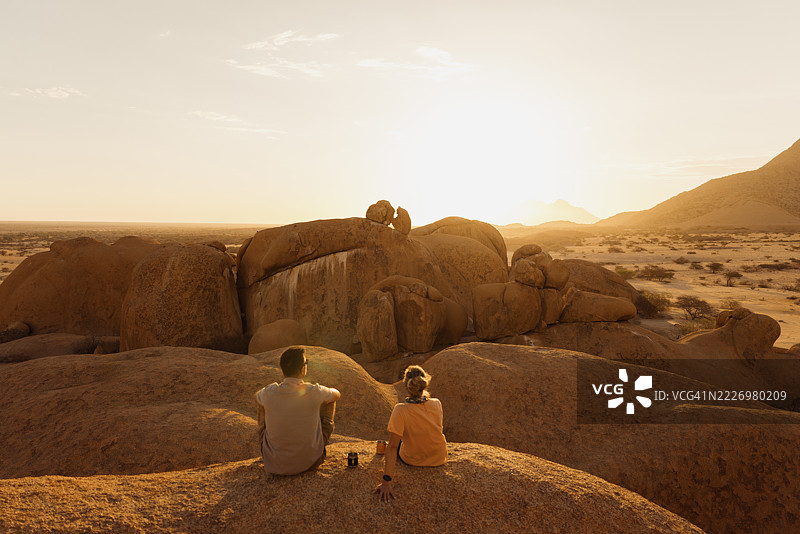 游客在纳米比亚斯皮茨科普山观看日落图片素材