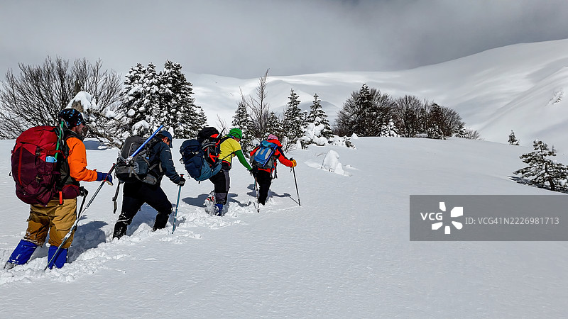 乌鲁达山（Uludağ Mountain），土耳其布尔萨（Bursa）冬季冒险，登山者在深雪中穿越被森林覆盖的山坡，进行户外活动和自然探索的照片。图片素材