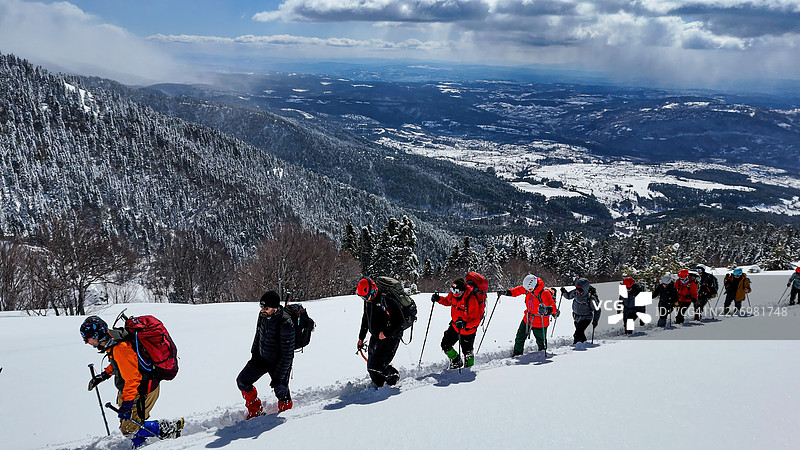 乌鲁达山（Uludağ Mountain），土耳其布尔萨（Bursa）冬季冒险，登山者在深雪中穿越森林坡道的雪地小径，户外活动与自然探索的照片。图片素材