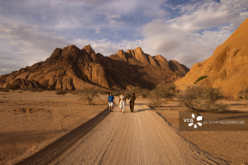 游客在纳米比亚斯皮茨科普的土路上行走图片素材