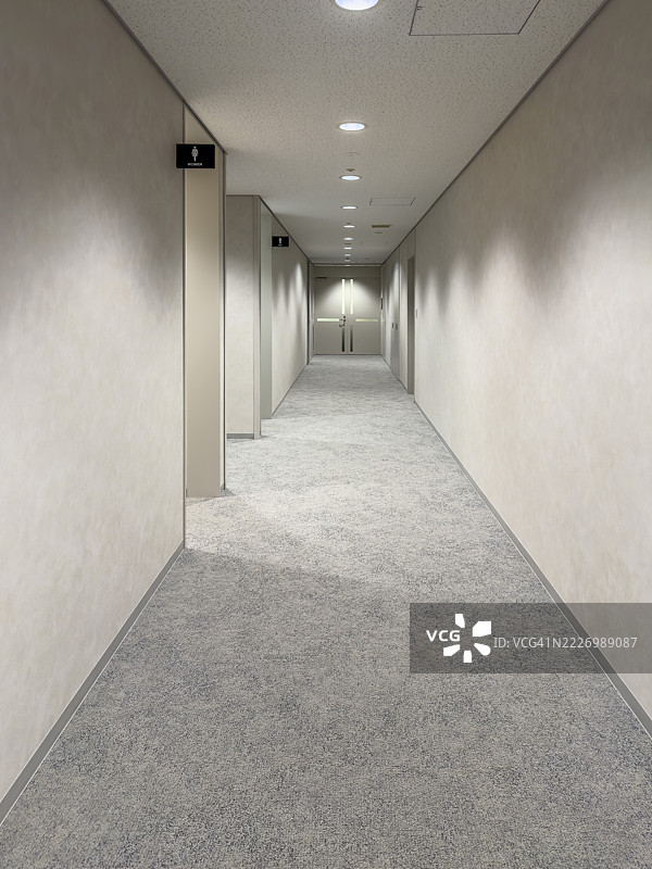 长走廊带有洗手间标志图片素材