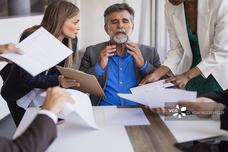 在与同事开会时感到压力的商人喉咙不适图片素材