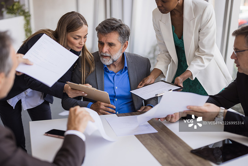 商务人士在办公室会议中合作图片素材