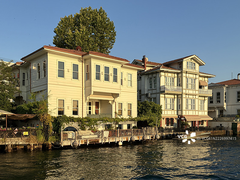 当博斯普鲁斯渡轮驶近安纳多卢堡时图片素材