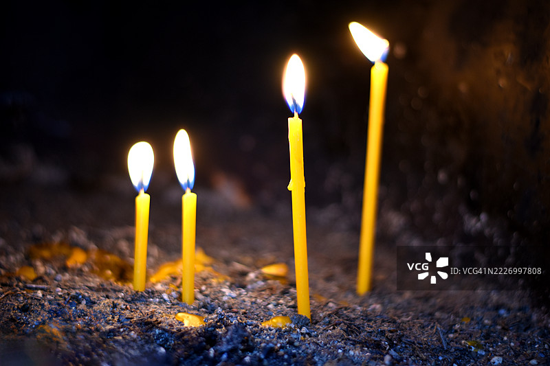 东正教祈祷蜡烛燃烧图片素材