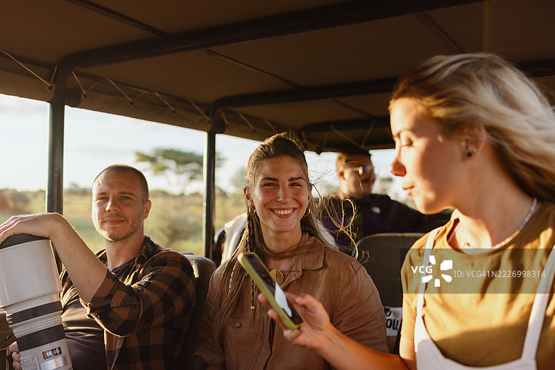 游客们在敞篷车中享受野生动物园探险图片素材
