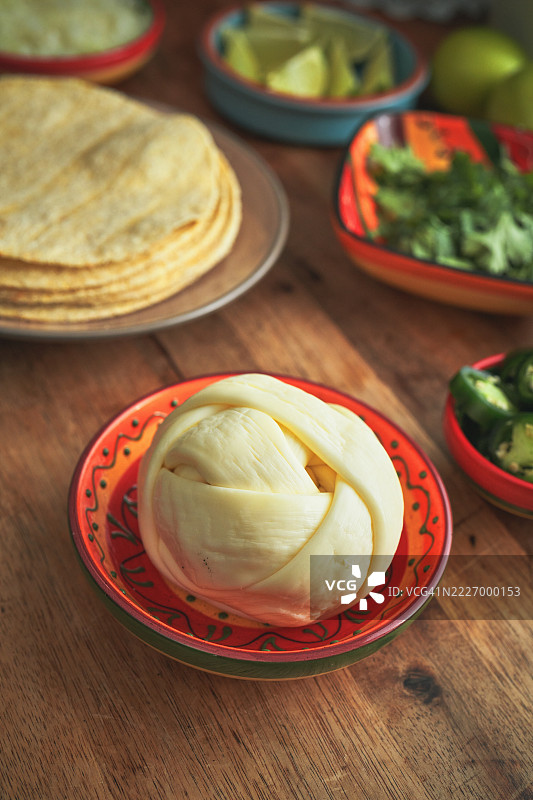 准备牛肉和阿博尔辣椒、瓦哈里辣椒、墨西哥烟熏辣椒的比里亚玉米饼图片素材