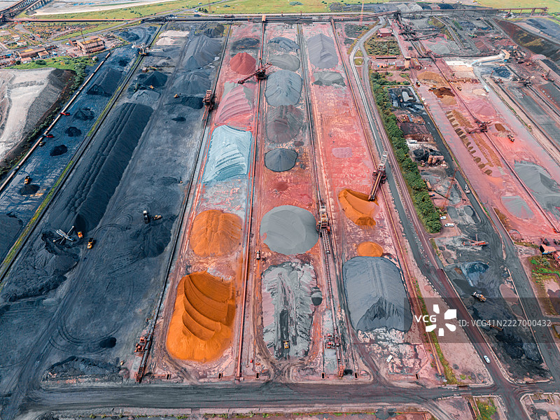 南威尔士塔尔博特港的高炉和钢铁厂，储存原材料图片素材