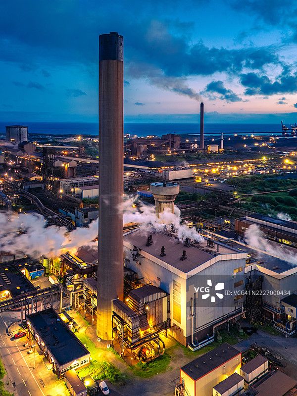 在黄昏时分，塔尔博特港钢铁厂的高炉冒出烟雾和蒸汽图片素材