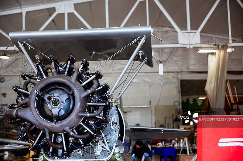 复古飞机修复项目在机库内进行维修图片素材