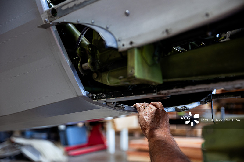 复古飞机修复项目在机库内进行维修图片素材