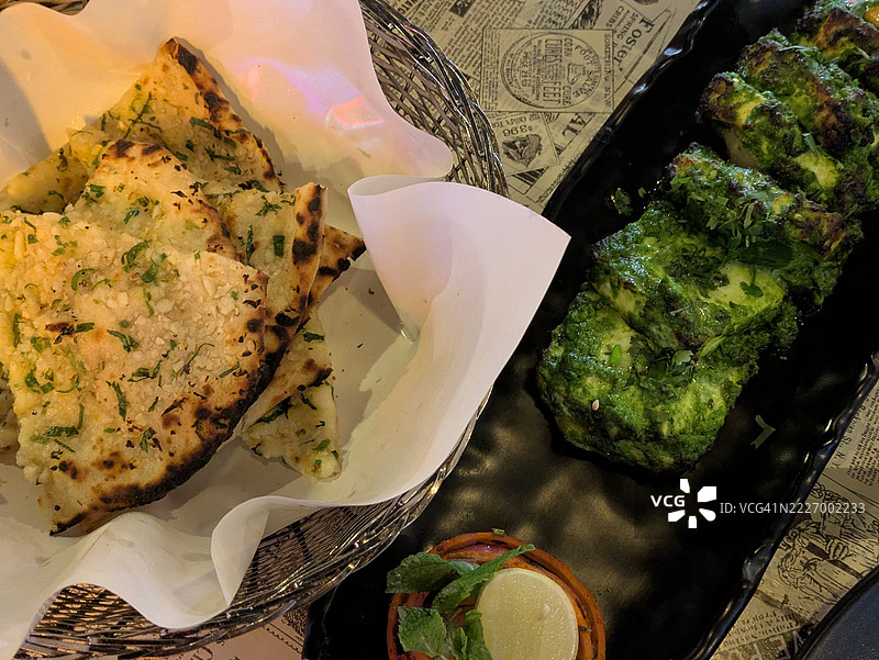 印度奶酪烤串和印度面包图片素材