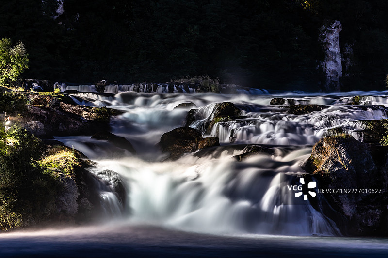 夜晚的莱茵瀑布旅行目的地图片素材