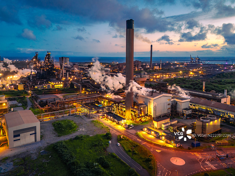 在黄昏时分，塔尔博特港钢铁厂的高炉冒出烟雾和蒸汽图片素材