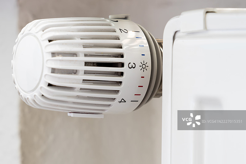 现代恒温器安装在加热器上图片素材