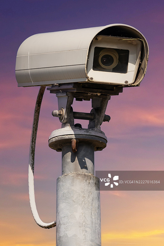 夕阳下的监控摄像头图片素材