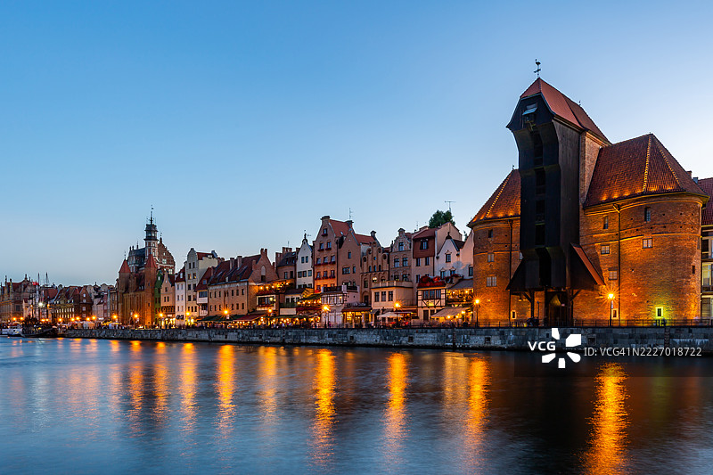 波兰格但斯克老城区的莫特瓦河上的起重机门在蓝色时刻图片素材