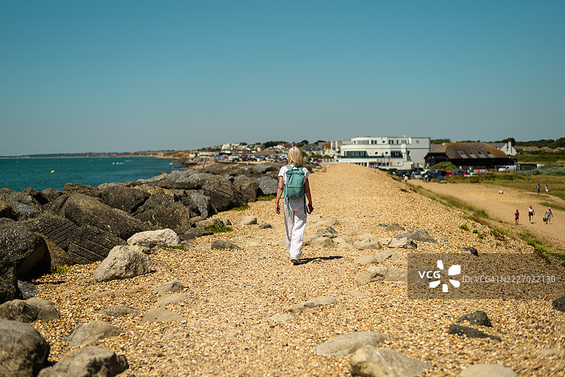 在英格兰海岸上缓慢的卵石夏日散步图片素材