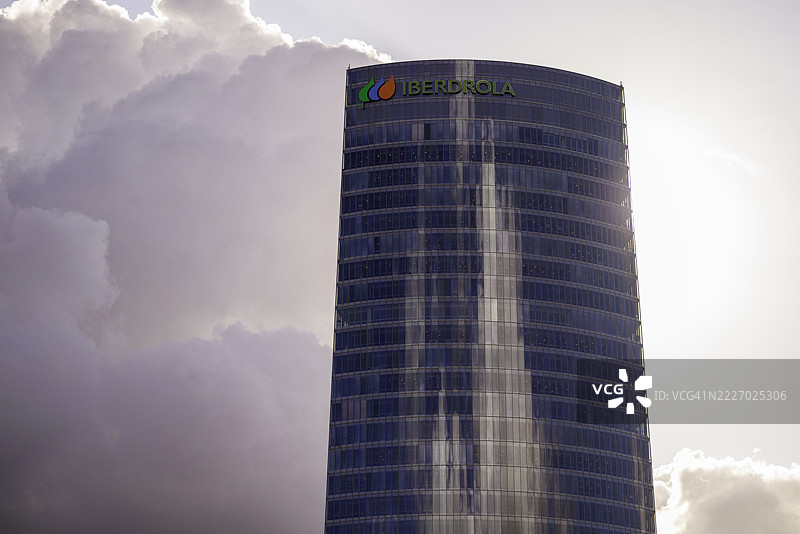 毕尔巴鄂的伊贝尔德罗拉塔在下午的阳光下闪耀图片素材