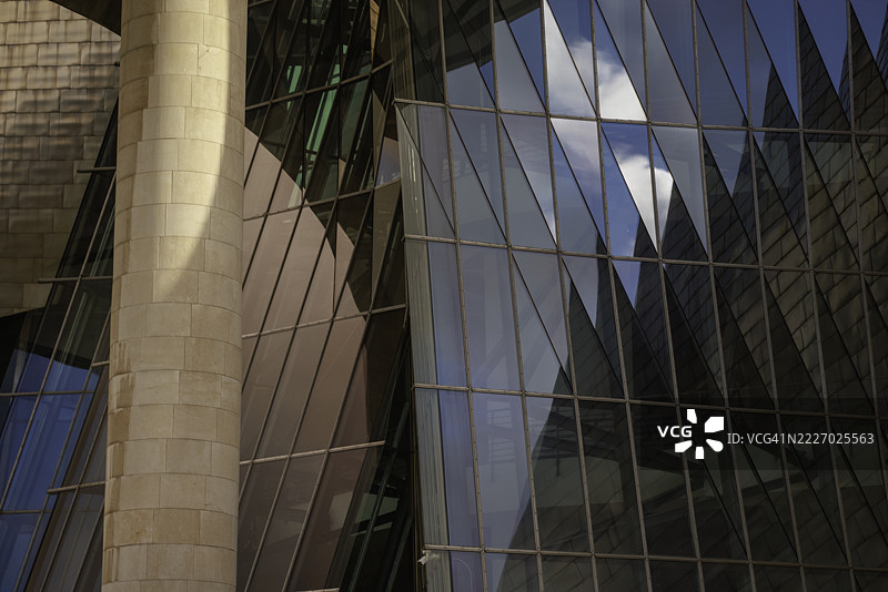古根海姆毕尔巴鄂博物馆玻璃墙上的倒影与角度图片素材