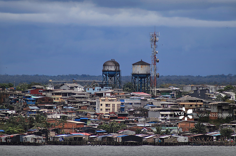 布埃纳文图拉的贫民窟，背景有两个水塔图片素材