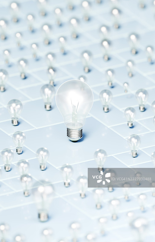 创新视野 - 垂直排列的多样灯泡，柔和蓝色的选择性聚焦图片素材