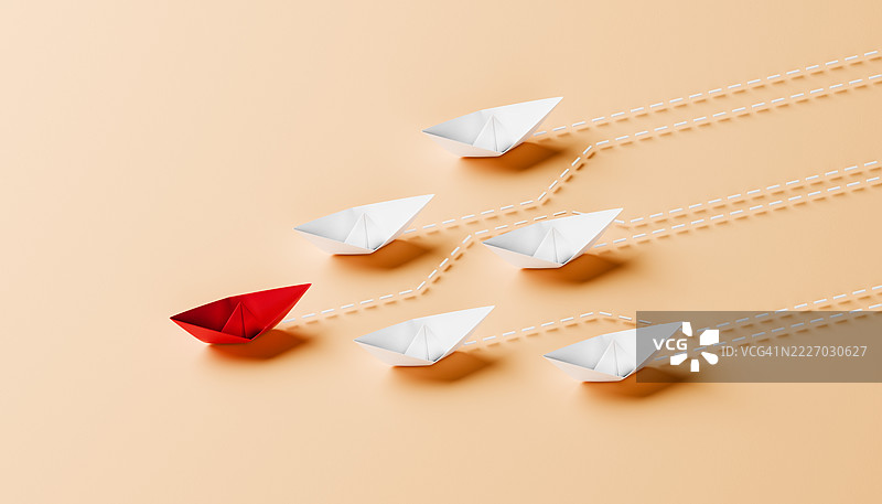 战略领导与方向概念，折纸船与运动轨迹在桃色背景上图片素材