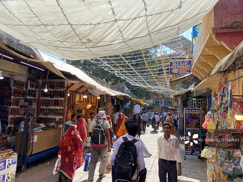 游客和当地人在普什卡尔老城的街道上忙于日常工作图片素材