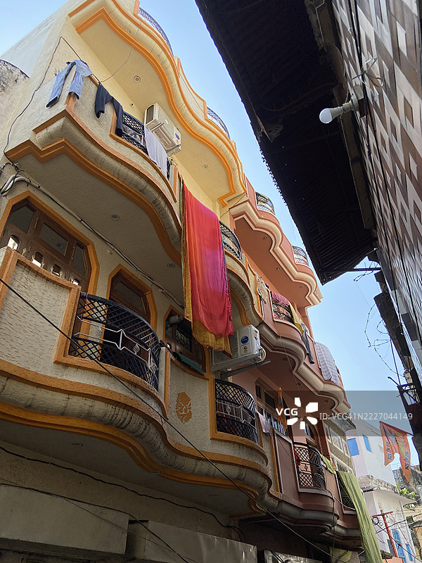 游客和当地人在普什卡尔老城的街道上忙于日常工作图片素材