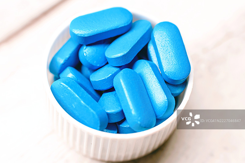 蓝色药丸在塑料盖中 - 干净的药品产品拍摄图片素材