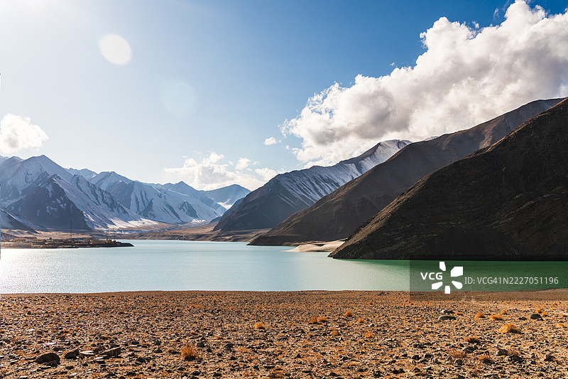 美丽的湖泊与雪山风景图片素材