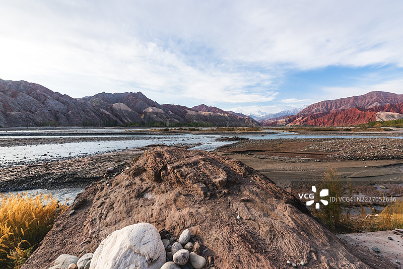 山脉风景中的河流景观图片素材