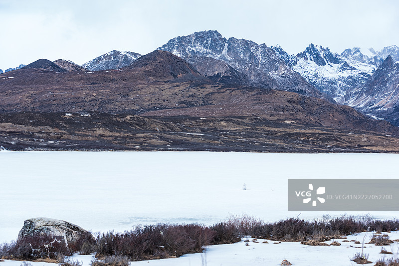 雪覆盖的山脉和冰冻湖泊的风景图片素材
