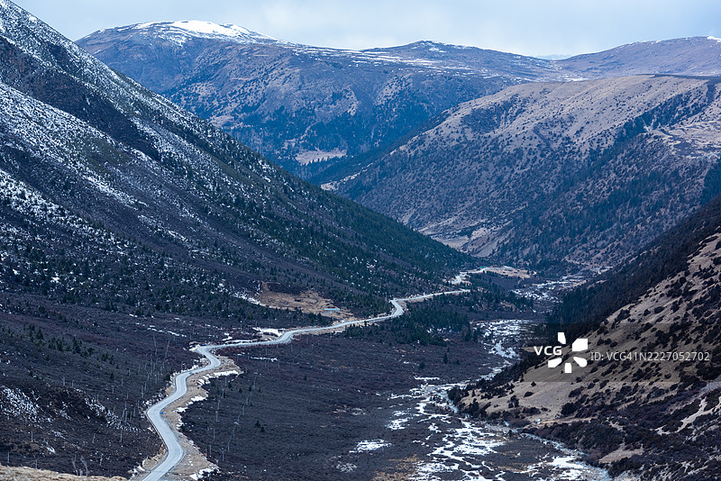 蜿蜒公路与雪山覆盖的山地风景图片素材