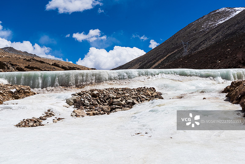 美丽的冰冻景观，山脉与冰层形成图片素材