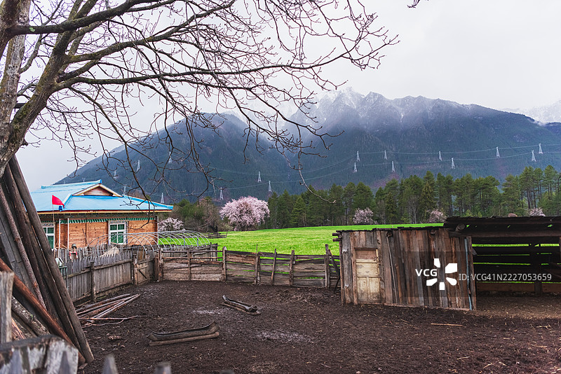 乡村风景，背景有房屋、农田和山脉图片素材