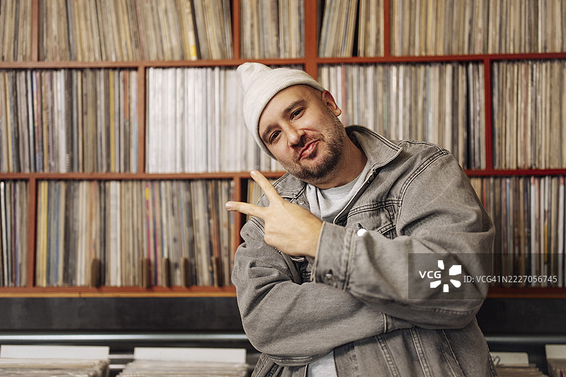 男子在唱片店摆姿势图片素材