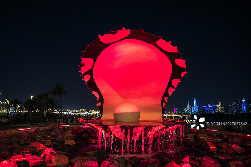 多哈夜间照亮的珍珠纪念碑图片素材