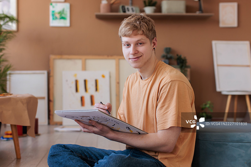 专注的艺术家在创作素描图片素材