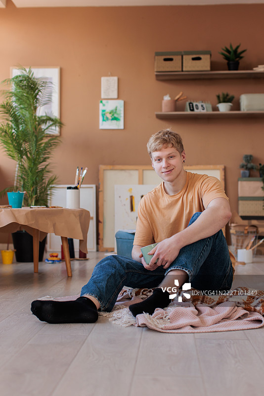 艺术家在他凌乱的家工作室里休息图片素材