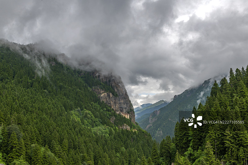 雾中悬浮：苏梅拉修道院图片素材