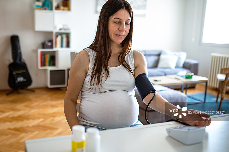 每日孕期健康例行 – 血压和维生素图片素材