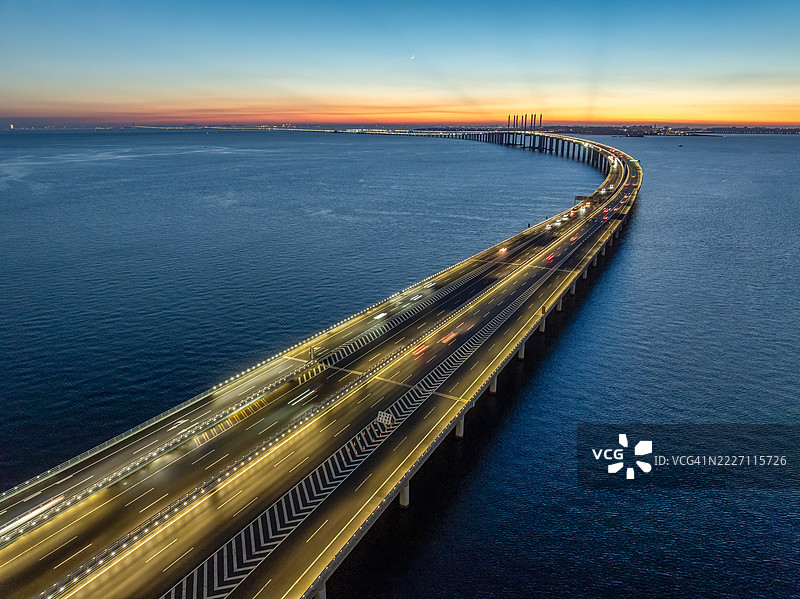 无人机视角：青岛胶州湾大桥与壮丽的日落辉光图片素材