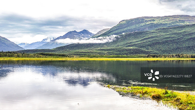 楚加奇山脉与湖泊倒影图片素材