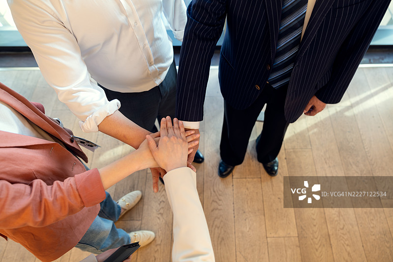 商务人士在现代办公室里互相鼓励。图片素材